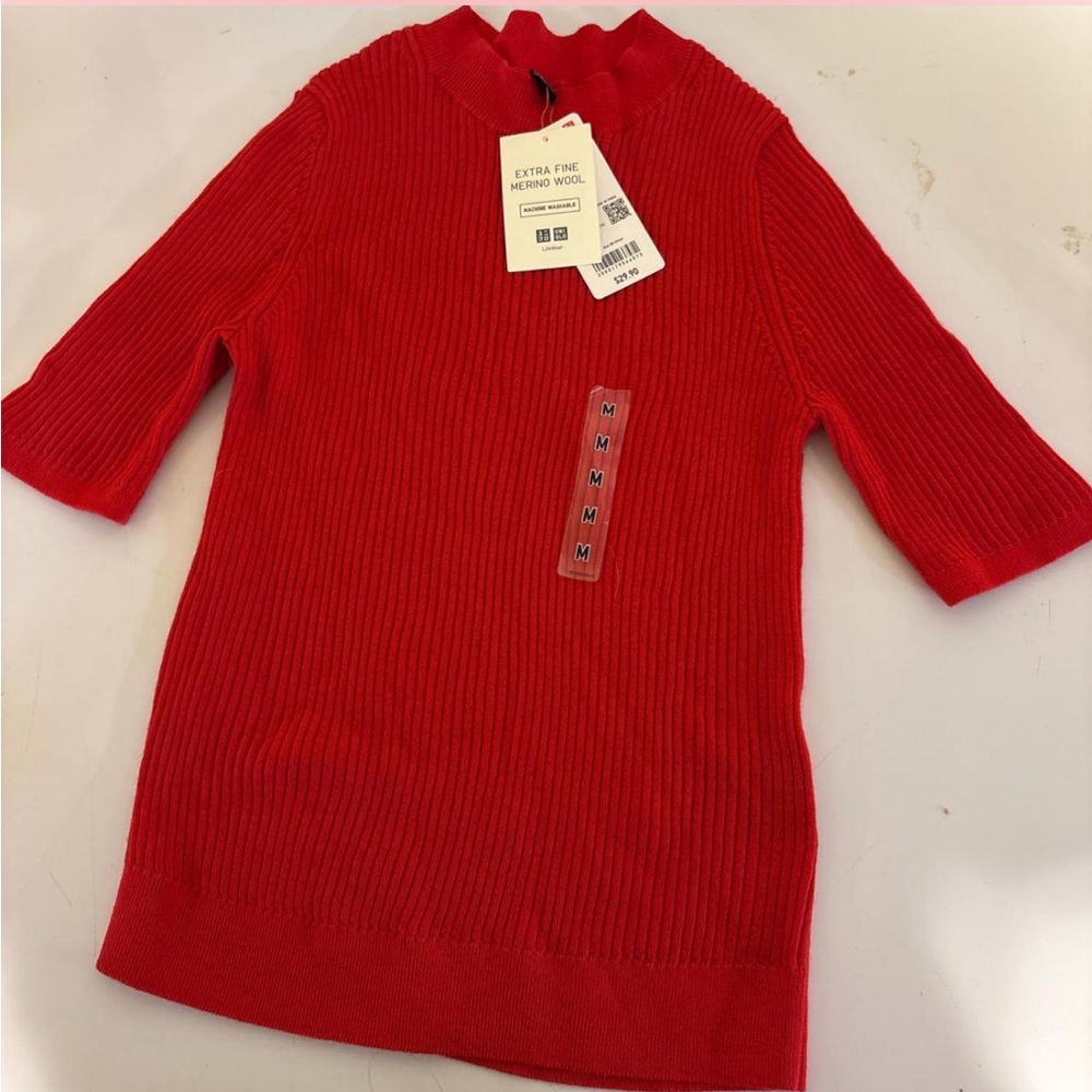 100% Merino Wool Uniqlo mock neck sweater